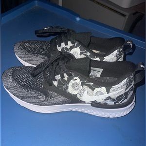 Women’s 7.5 Nike Odyssey React FlyKnit -Black/White floral